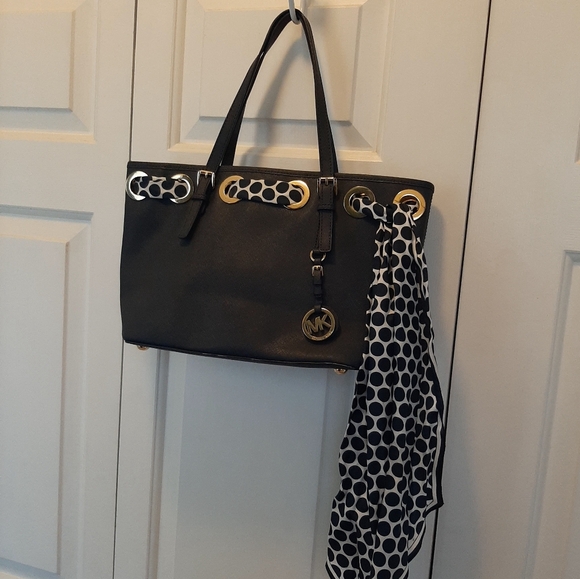 Michael Kors New Navy Tote With Matching Scarf. - Picture 3 of 5